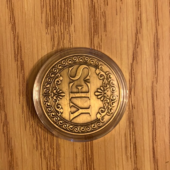 Yes / No Coin Gold Tone - Picture 3 of 4